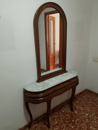 Recibidor clásico madera y mármol