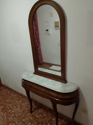 Recibidor clásico madera y mármol