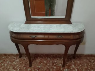 Recibidor clásico madera y mármol