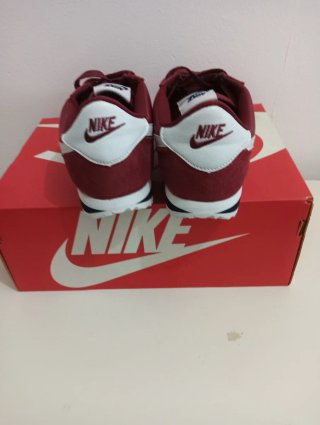 Nike Cortez granates y Blancas