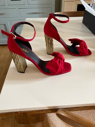 Sandalias Lodi Rojas Tacón Dorado