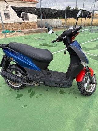 Kymco Agility 2013 Scooter Azul/Rojo