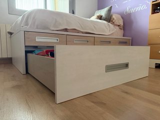 Cama juvenil con cajones.