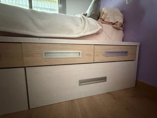 Cama juvenil con cajones.