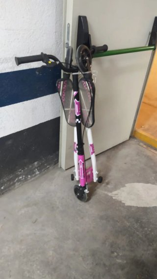 Patín de 3 ruedas rosa y negro