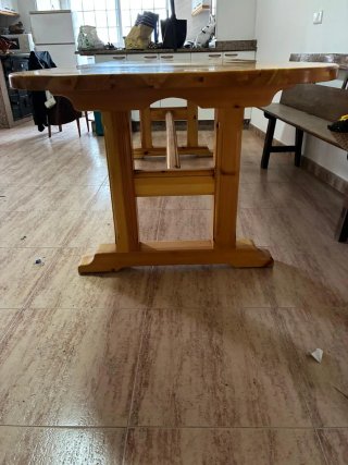 Mesa rústica de madera