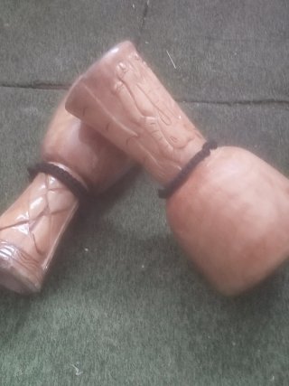Bongos de madera tallada