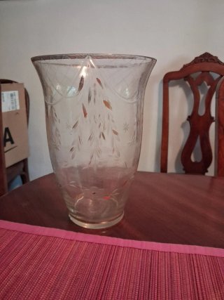 Jarrón de cristal dorado con flores y otros