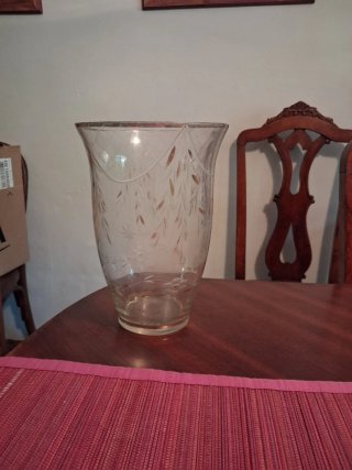 Jarrón de cristal dorado con flores y otros