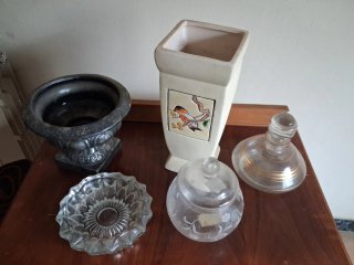 Jarrón de cristal dorado con flores y otros