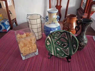 Jarrón de cristal dorado con flores y otros