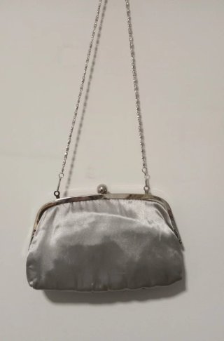 Bolso de fiesta gris con cadena