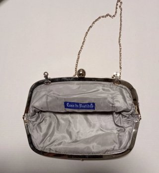 Bolso de fiesta gris con cadena