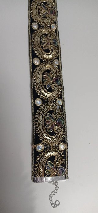 Choker negro con detalles dorados y plateados