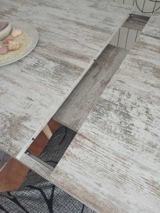 Mesa de comedor de madera
