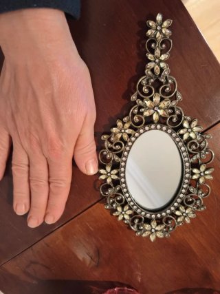 Espejo de tocador con flores y diamantes