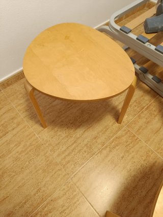 Sillón y mesitas de madera y tela