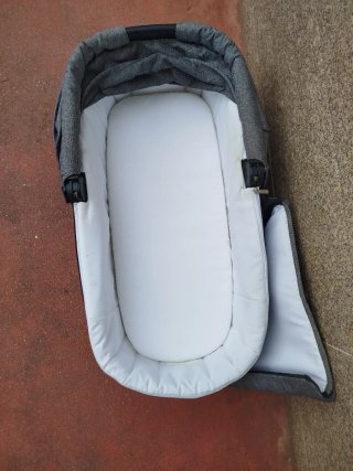 Carrito de bebé gris