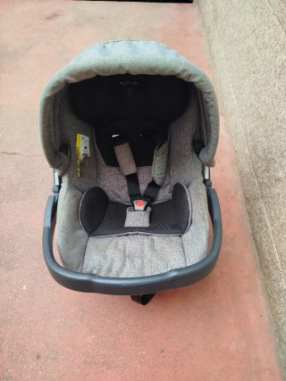 Carrito de bebé gris