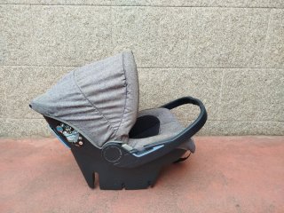Carrito de bebé gris