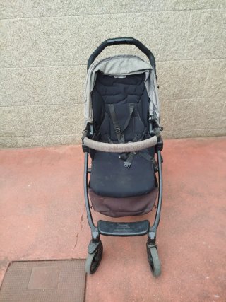 Carrito de bebé gris