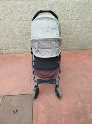 Carrito de bebé gris