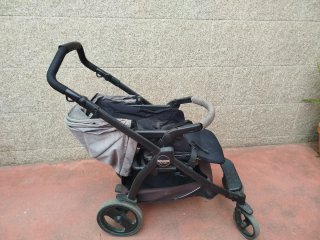 Carrito de bebé gris
