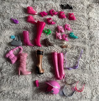 Lote muñecos y caballos con ropa