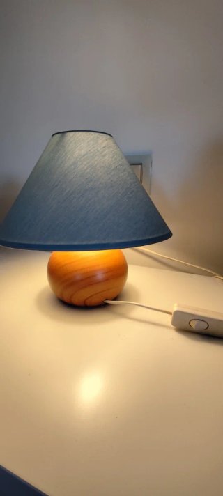 Lámpara de mesa azul y madera