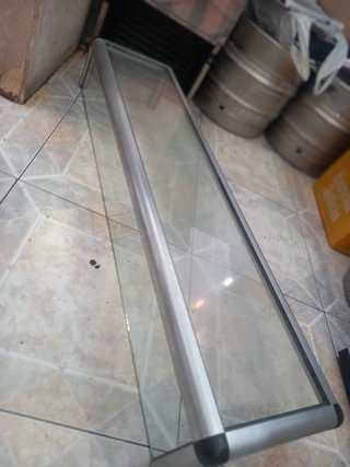 Vitrina de cristal y metal