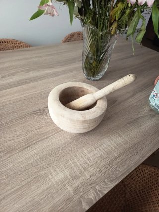 Mortero y mano de madera antiguo
