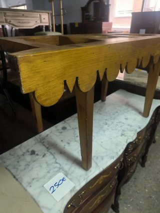 Mueble antiguo para vasijas de madera