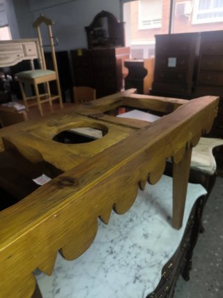 Mueble antiguo para vasijas de madera