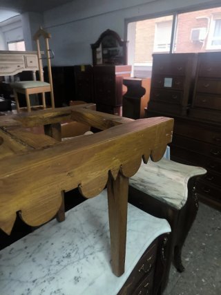 Mueble antiguo para vasijas de madera