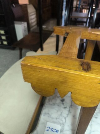Mueble antiguo para vasijas de madera