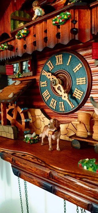 Orologio a cucù in legno con figure