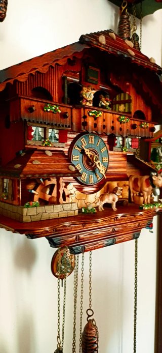 Orologio a cucù in legno con figure