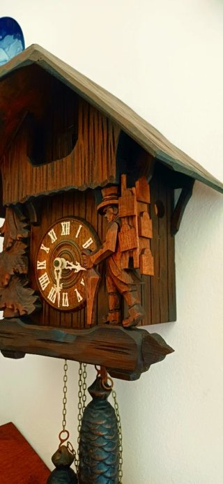 Orologio a cucù in legno intagliato