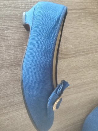 Zapatos de fallera azul con detalle dorado