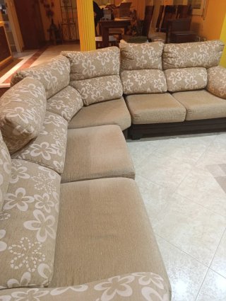 Sofá rinconera beige y multicolor