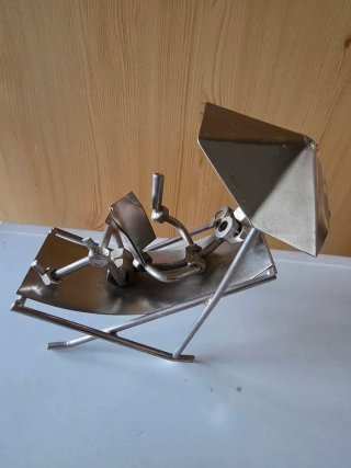 Figura de metal hecha de tuercas
