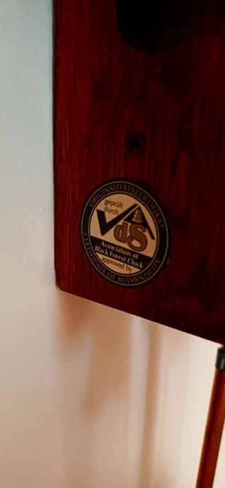 Orologio a cucù in legno intagliato