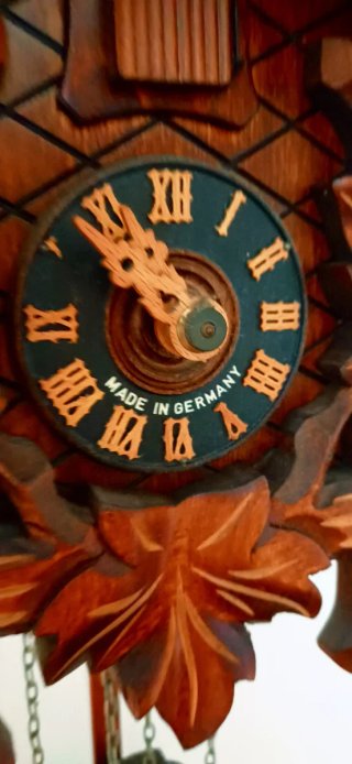 Orologio a cucù in legno intagliato