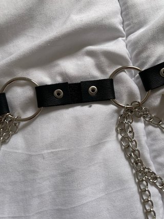 Cinturón arnés con cadenas plateadas