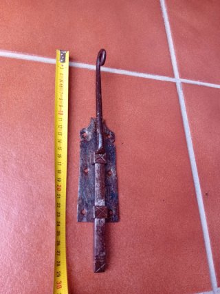 Pestillo muy antiguo de hierro forjado