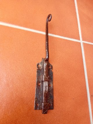 Pestillo muy antiguo de hierro forjado