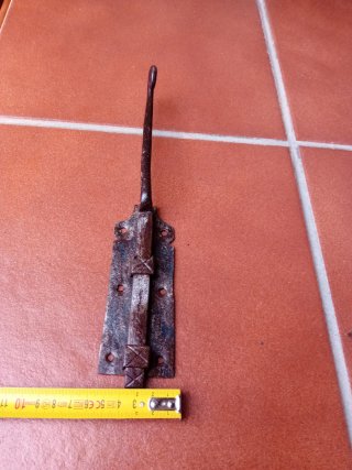 Pestillo muy antiguo de hierro forjado