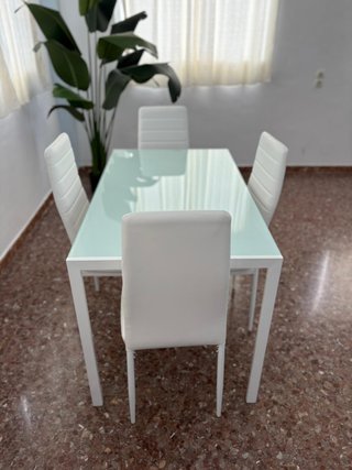 Mesa de comedor blanca con 4 sillas - Oferta