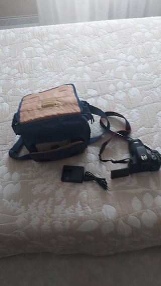 Cámara Canon EOS 750D + cargador + mochila viaje.