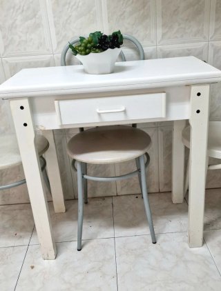 Mesa plegable y 3 sillas